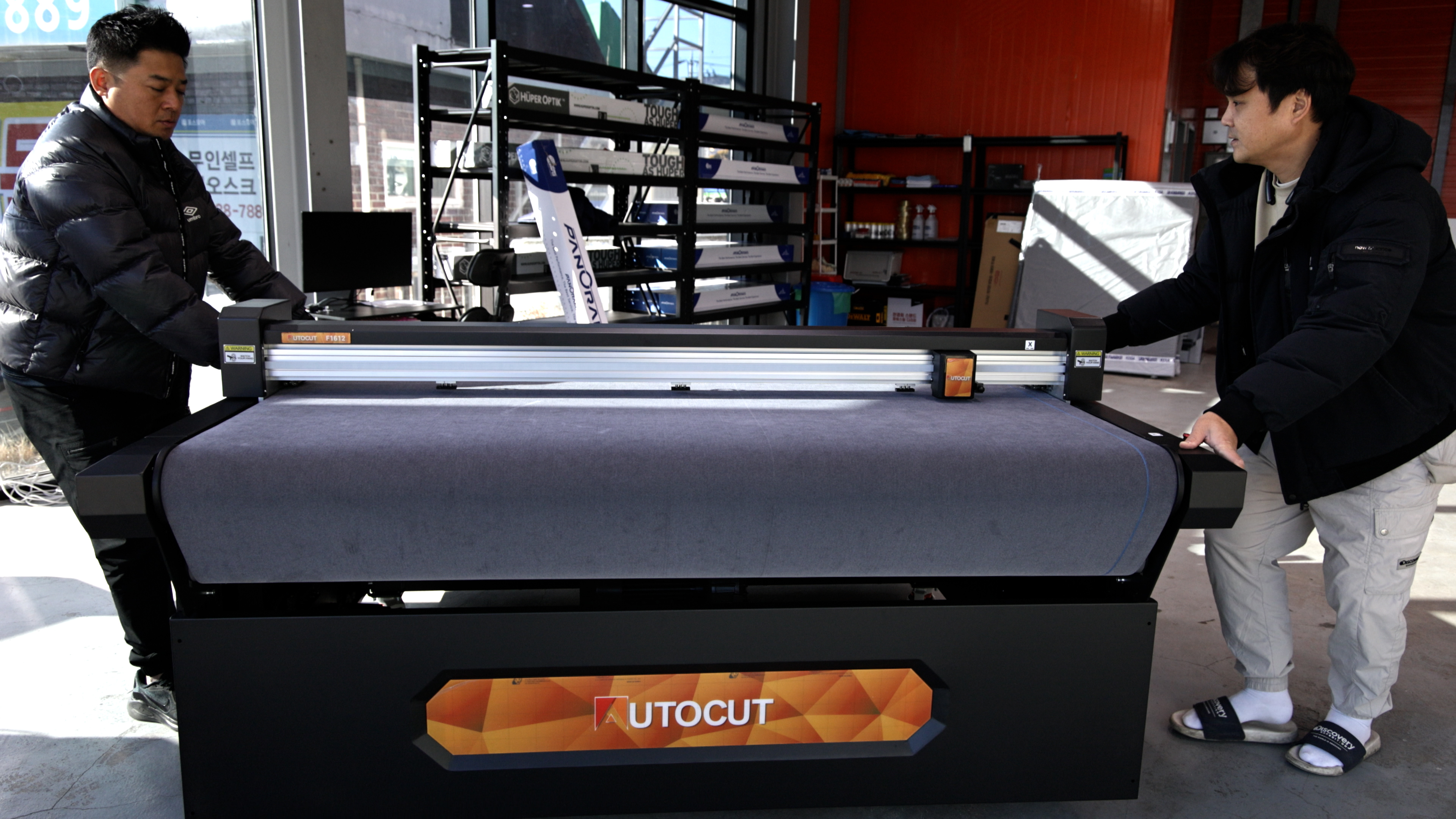 대전 스카이썬팅 F1612 평판재단기 설치 완료 첨부파일 : 1767839256_6.jpg